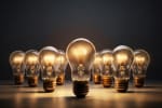 Gruppo di lampadine di luce accese