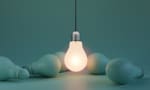 Gruppo di lampadine luce su sfondo azzurro