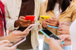 Gruppo di ragazzi al cellulare