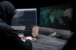 hacker utilizza laptop