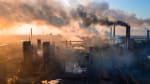 industria che rilascia sostanze inquinanti nell'aria