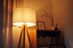 lampada_accesa_vicino_a_comodino