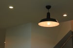 lampada minimal nera sul soffitto accesa lampada minimal nera sul soffitto accesa