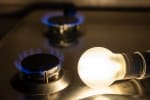 lampadina accesa accanto fornello del gas