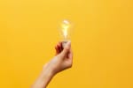lampadina elettrica su sfondo giallo
