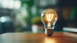 Lampadina luce appoggiata su tavolo