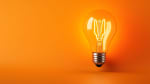 Lampadina luce con sfondo arancio