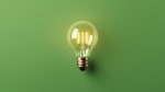 lampadina luce su sfondo verde