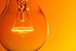 Lampadina su sfondo arancione