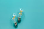 Lampadine su sfondo azzurro