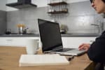 Lavoratrice in smartworking che lavora a pc 