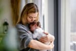 mamma con neonato in braccio
