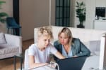 mamma e figlio al pc