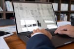 mani che digitano su tastiera del pc