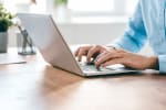 Mani che scrivono sulla tastiera del computer