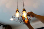Mani di uomo che cambiano lampadina