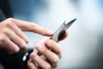 Mani di uomo che usa lo smartphone