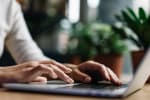 Mani che digitano su tastiera del computer