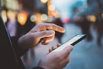 mani mentre utilizzano lo smartphone