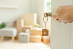 mano che apre la porta di casa  mano che apre la porta di casa