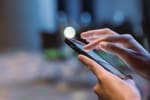 mano che digita su smartphone