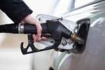 mano che fa rifornimento diesel