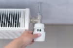 mano che ruota manopola del termosifone