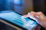 mano che scorre su tablet con grafici investimento