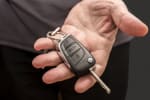 mano con chiave dell'auto
