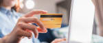 mano_di_ragazza_con_carta_di_credito