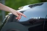mano indica auto ibrida
