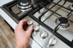 Mano spegne fornello gas Mano spegne fornello gas
