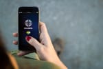 mano tiene cellulare con shcermata roaming