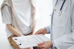 Medico che visita un paziente