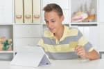 minorenne usa la carta di credito sul tablet