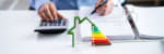 Modellino casa green con classi energetiche
