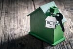 modellino di casetta in legno verde con chiavi