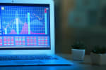 monitor di computer portatile con dati finanziari