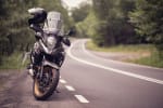 moto ferma a bordo strada