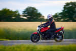 Motociclista che guida la moto in strada