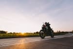 Motociclista su strada