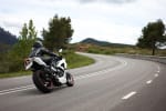 motociclista su strada