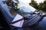 Multa sul parabrezza di un'auto