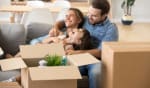 famiglia sorride nella casa nuova