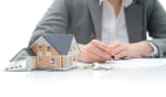 uomo firma fogli per mutuo casa