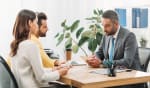 consulente finanziario con due clienti