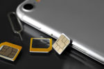 Nano SIM appoggiate su uno telefono