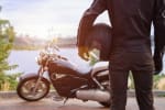motociclista fermo con casco sotto il braccio