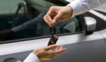 mani si scambiano chiave dell'auto a noleggio
