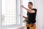 operaio che cambia gli infissi di una casa